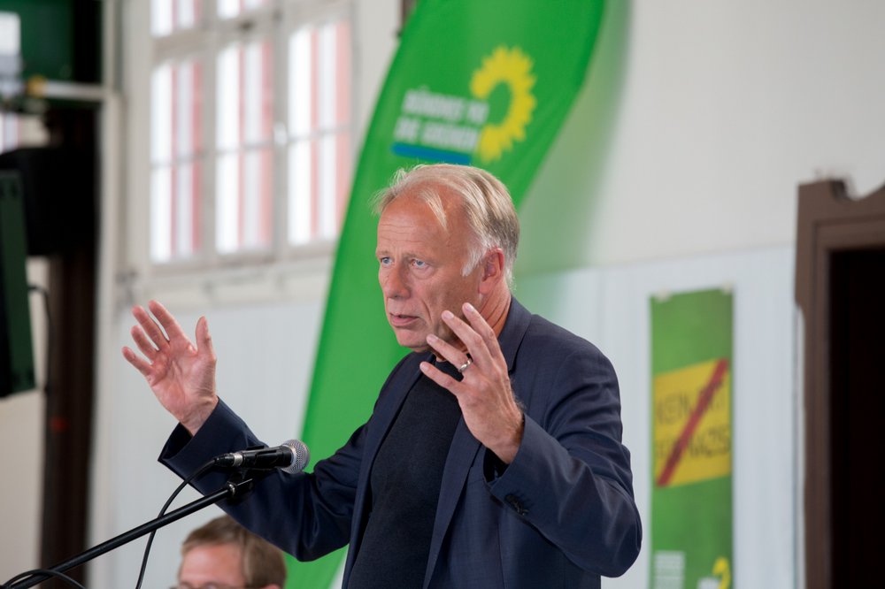 Jürgen Trittin zeigt de Größe des neuen Landkreises Jürgen Trittin zeigt de Größe des neuen Landkreises