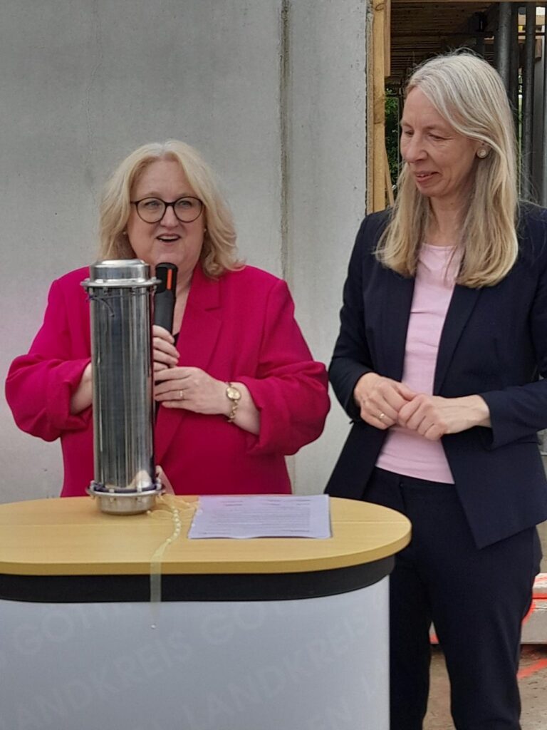 Neue Feuerwehrzentrale in Ebergötzen wächst sichtbar in die Höhe